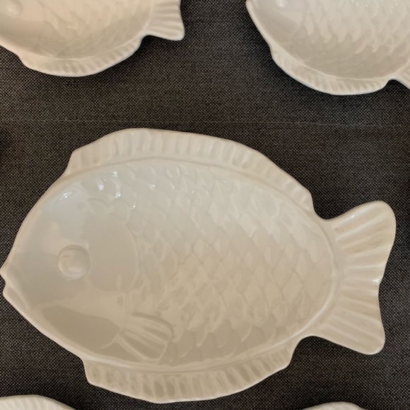 ๐  7 Piece White Porcelain Fish Plate Set - Picture 6 of 14